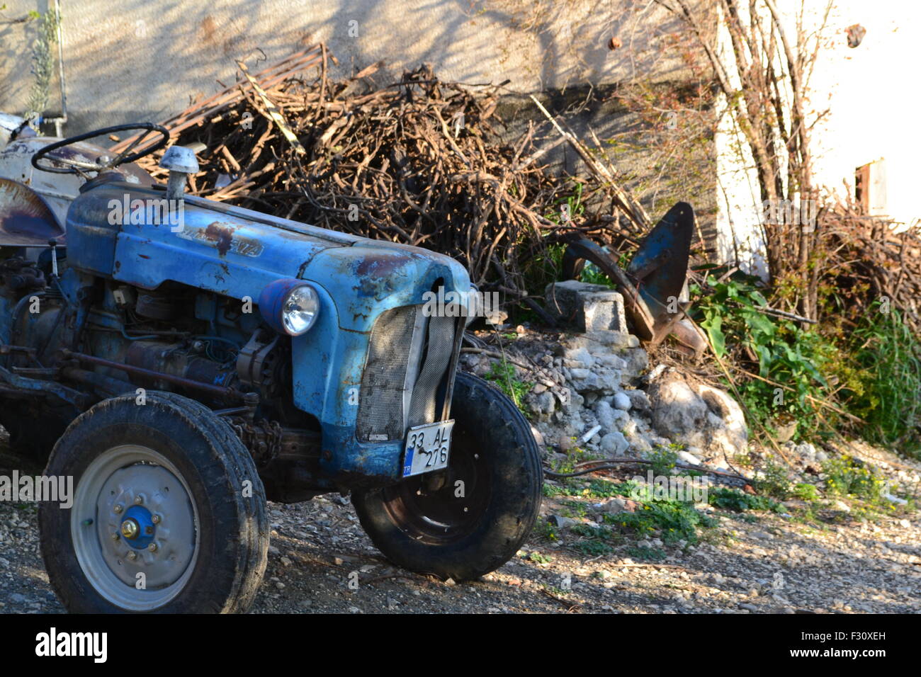 Un trattore blu in un villaggio. Foto Stock