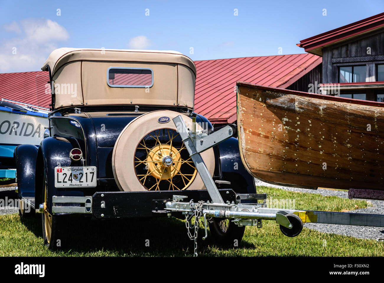 Modello A Ford a 2 porta il traino roadster parzialmente restaurato la barca di legno, Chesapeake Bay Maritime Museum, St. Michaels, Maryland Foto Stock