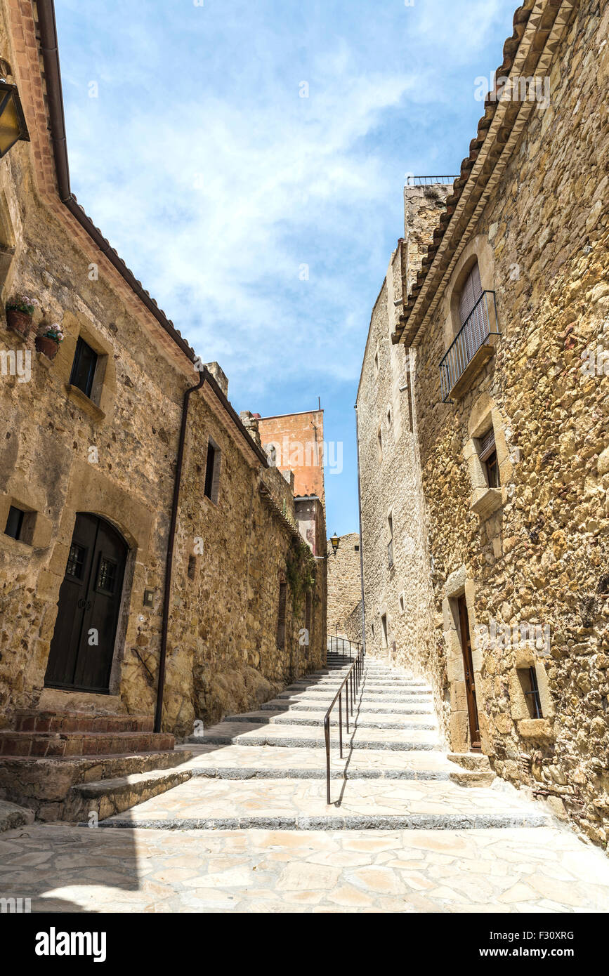 Strada medioevale con una torre di difesa in pals, Girona, Catalogna, Spagna Foto Stock