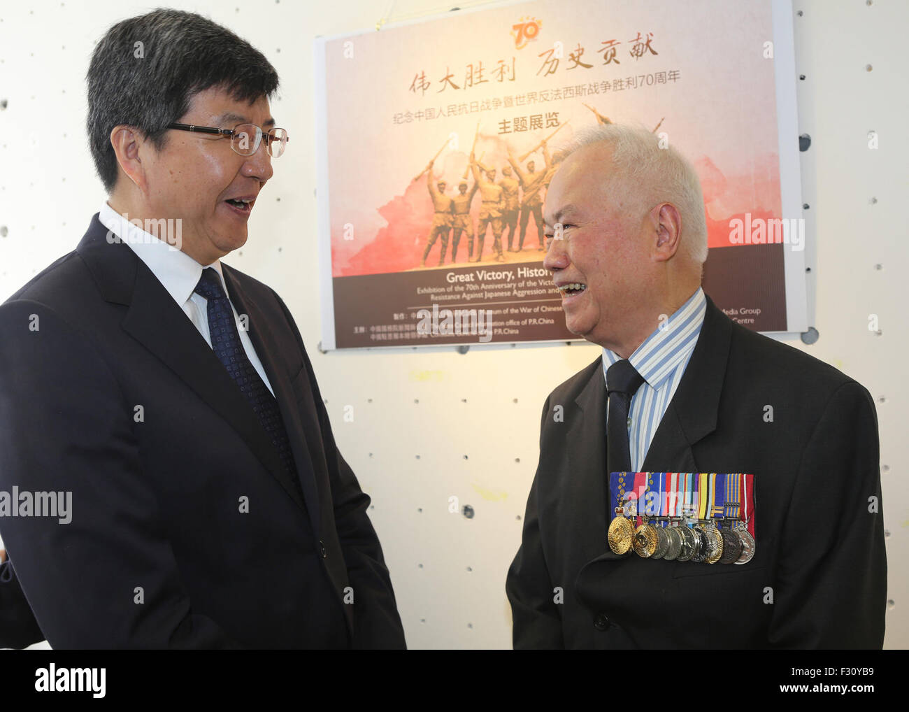 (150927) -- MELBOURNE, Sett. 27, 2015 (Xinhua) -- consolare cinese generale a Melbourne canzone Yumin (L) parla di WWII veterano Wellington Lee durante la cerimonia di inaugurazione della mostra "Grande Vittoria, contributi di storici" segnando il settantesimo anniversario della vittoria del popolo cinese la guerra di resistenza contro l'Aggressione giapponese e il mondo Anti-Fascist guerra, a Melbourne, Australia, Sett. 27, 2015. (Xinhua/Gui) Qing (zjy) Foto Stock (150927) -- MELBOURNE, Sett. 27, 2015 (Xinhua) -- consolare cinese generale a Melbourne canzone Yumin (L) parla di WWII veterano Wellington Lee durante la cerimonia di inaugurazione della mostra "Grande Vittoria, contributi di storici" segnando il settantesimo anniversario della vittoria del popolo cinese la guerra di resistenza contro l'Aggressione giapponese e il mondo Anti-Fascist guerra, a Melbourne, Australia, Sett. 27, 2015. (Xinhua/Gui) Qing (zjy) Foto Stock