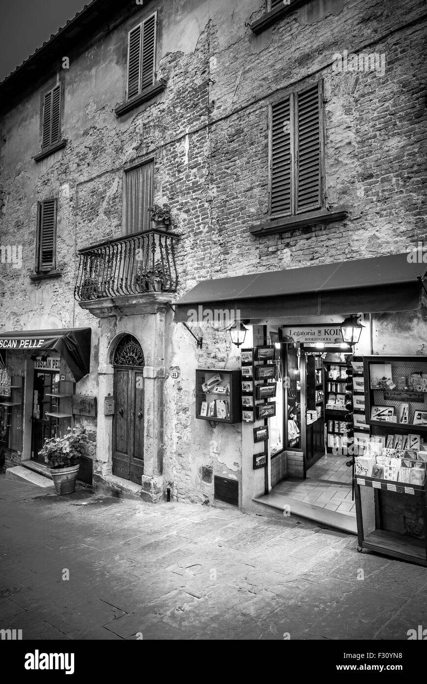 MONTEPULCIANO, Italia - 25 giugno 2015: in bianco e nero la foto del libro articoli nel negozio di Toscana a Montepulciano città, Italia Foto Stock