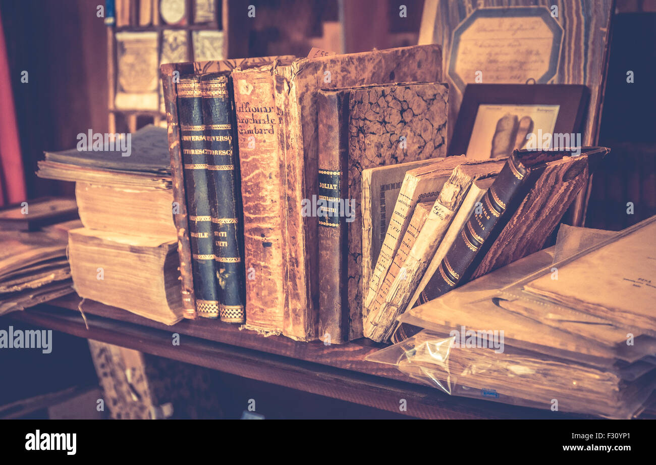 MONTEPULCIANO, Italia - 23 giugno 2015: collezione di libri antichi e mappe  in toscano libreria antiquaria nella città di Montepulciano Foto stock -  Alamy