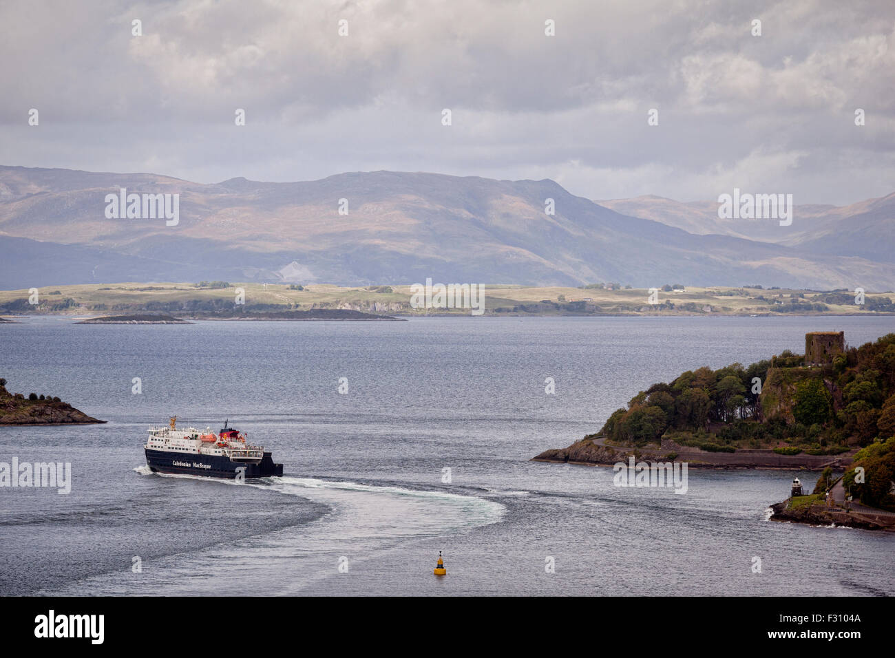 Il Caledonian MacBrayne traghetto "Clansman' passa Dunollie castello come si lascia il porto di Oban. Foto Stock