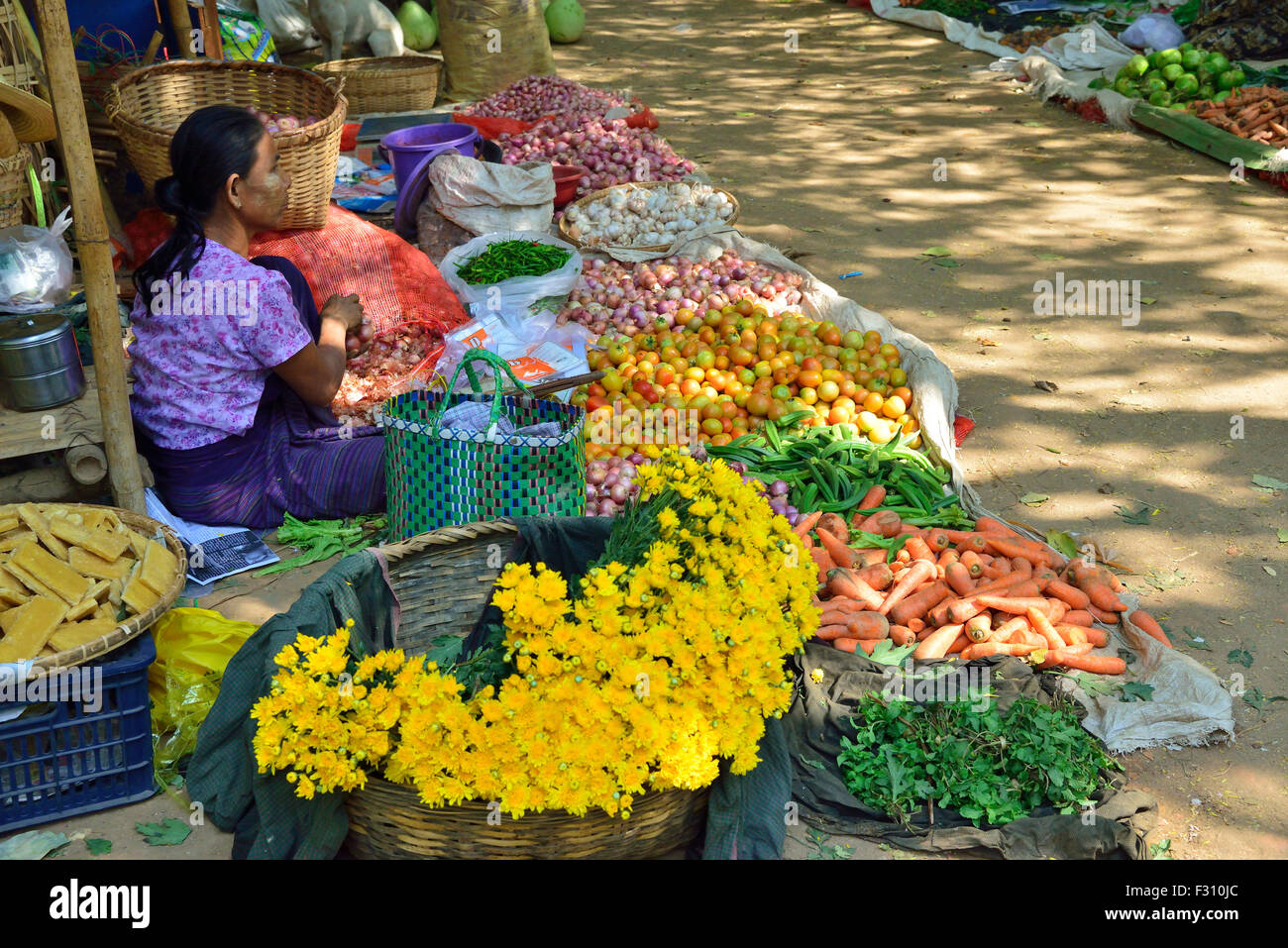 Mercato donna operatore seduto a terra al suo passo in Nyaung U Market, Bagan, MYANMAR Birmania, sud-est asiatico Foto Stock