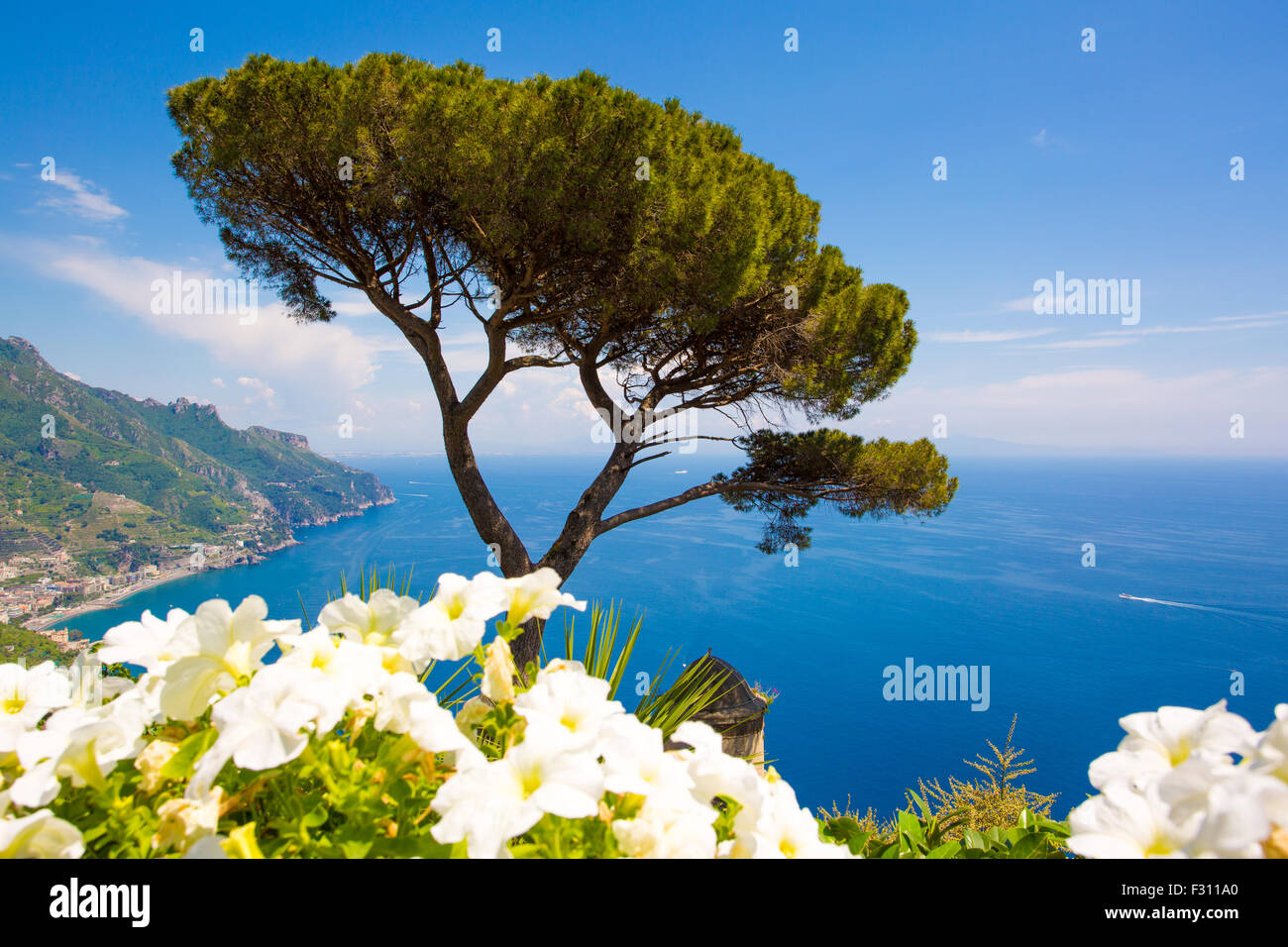 Ravello, vista panoramica da Villa Rufolo, Costiera Amalfitana, Italia Foto Stock