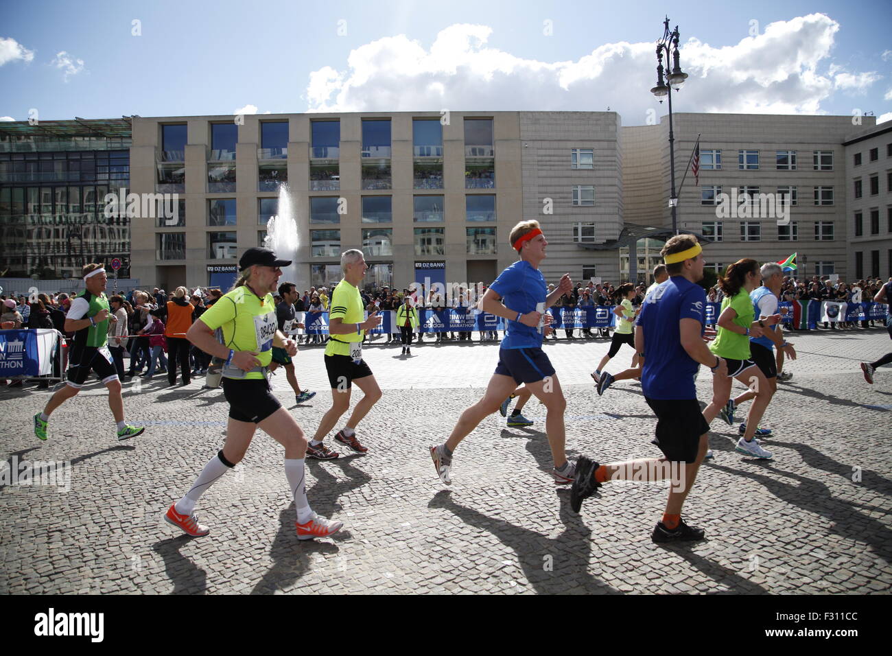 Berlino, Germania. 27. Settembre 2015, corridori della maratona di Berlino vicino alla Porta di Brandeburgo, Berlino, Germania, Europa Credito: Stefan Papp/Alamy Live News Foto Stock
