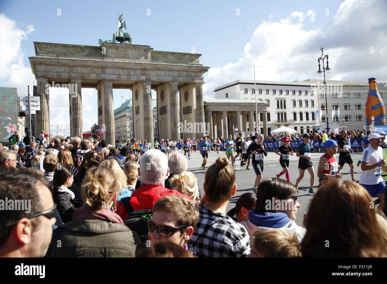 Berlino, Germania. 27. Settembre 2015, corridori della maratona di Berlino vicino alla Porta di Brandeburgo, Berlino, Germania, Europa Credito: Stefan Papp/Alamy Live News Foto Stock