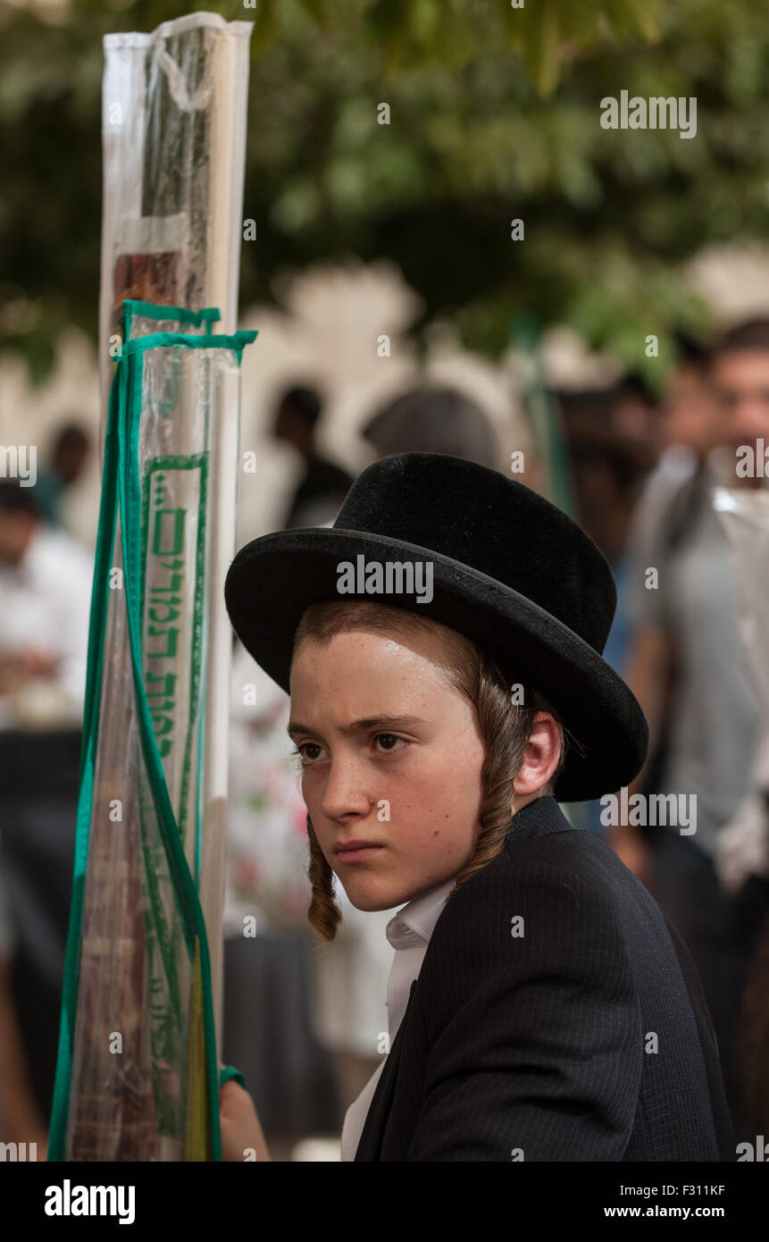 (150927) -- Gerusalemme, Sett. 27, 2015 (Xinhua) -- un ebreo ortodosso boy può contenere specie vegetali per essere utilizzati come simboli durante la celebrazione di 'Sukkot' vacanza, in un mercato di Gerusalemme, sul Sett. 27, 2015. Il 'Sukkot', Festa dei Tabernacoli, cadendo dal tramonto di settembre 27 al tramonto del 4 ottobre di quest'anno, è un giro biblico vacanza che recolletti i quaranta anni di marcia nel deserto dopo l'esodo dalla schiavitù in Egitto. (Xinhua/Li Rui) (lrz) Foto Stock