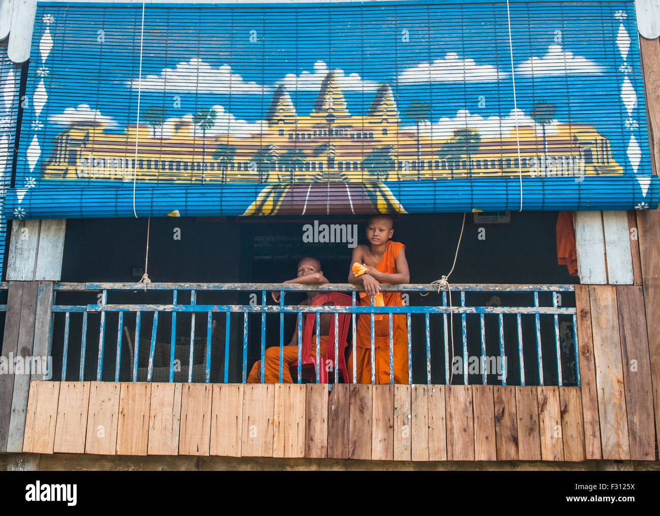 Un monaco nel villaggio di Angkor divieto, sulle rive del fiume Mekong, Battambang Provincia, Cambogia Foto Stock