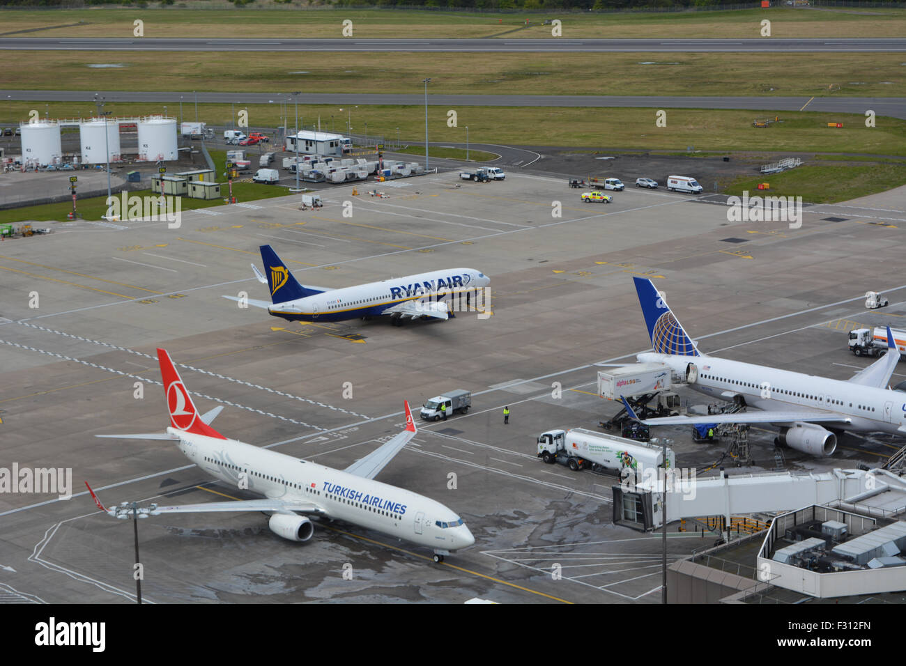 Un Ryanir B737-800: Un Turkish Airlines B737-800: e United Airlines B757-200 alla porta all'aeroporto di Edimburgo durante il 2015. Foto Stock