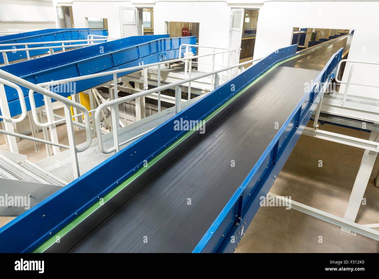 All'interno di un nuovo e moderno di biomassa vegetale. Come una fonte di energia, la biomassa viene utilizzato direttamente attraverso la combustione per produrre calore e ind Foto Stock