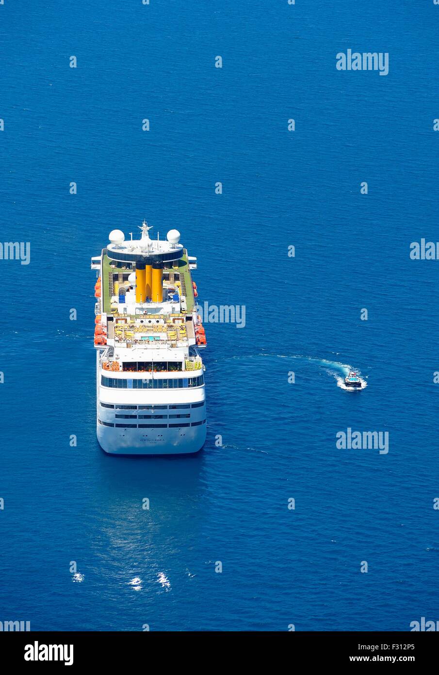 Una vista posteriore della nave da crociera costa classica nella caldera Santorini Grecia Foto Stock