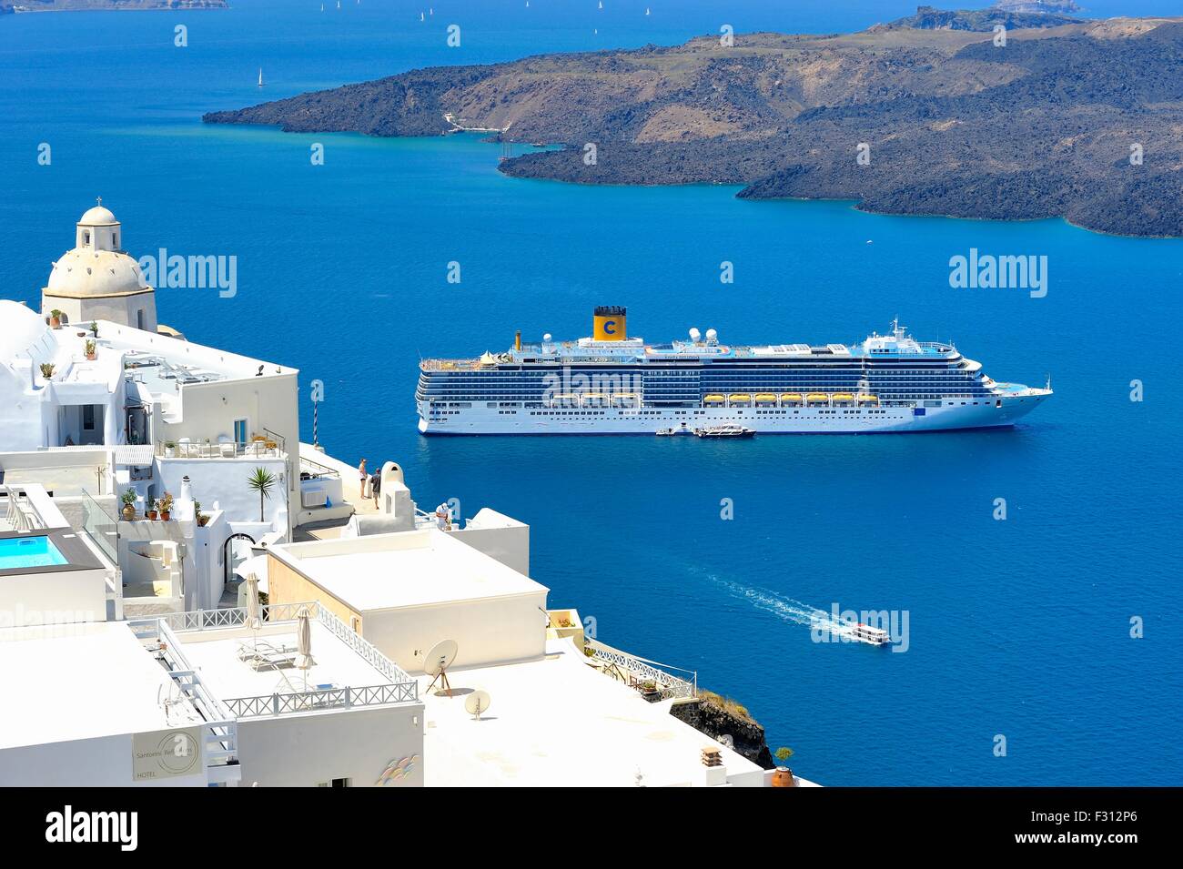 Una nave da crociera nella caldera ,Fira, Santorini, Grecia Foto Stock