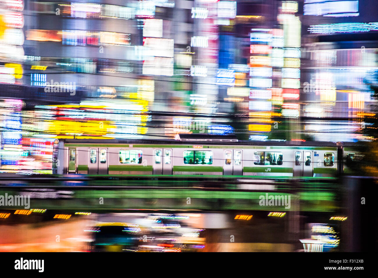 Treno passare davanti a Kabukicho,Shinjuku-Ku,Tokyo Giappone Foto Stock