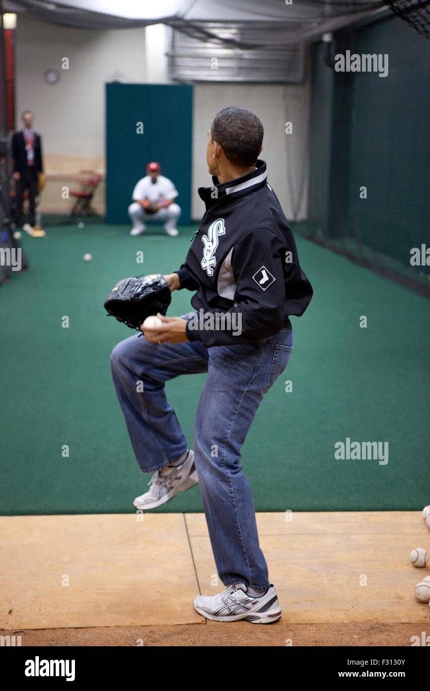 Il Presidente Usa Barack Obama indossa un MLB White Sox camicia getta una palla da baseball per contrassegnare il giorno di apertura nel seminterrato della Casa Bianca Aprile 1, 2013 a Washington, DC. Foto Stock