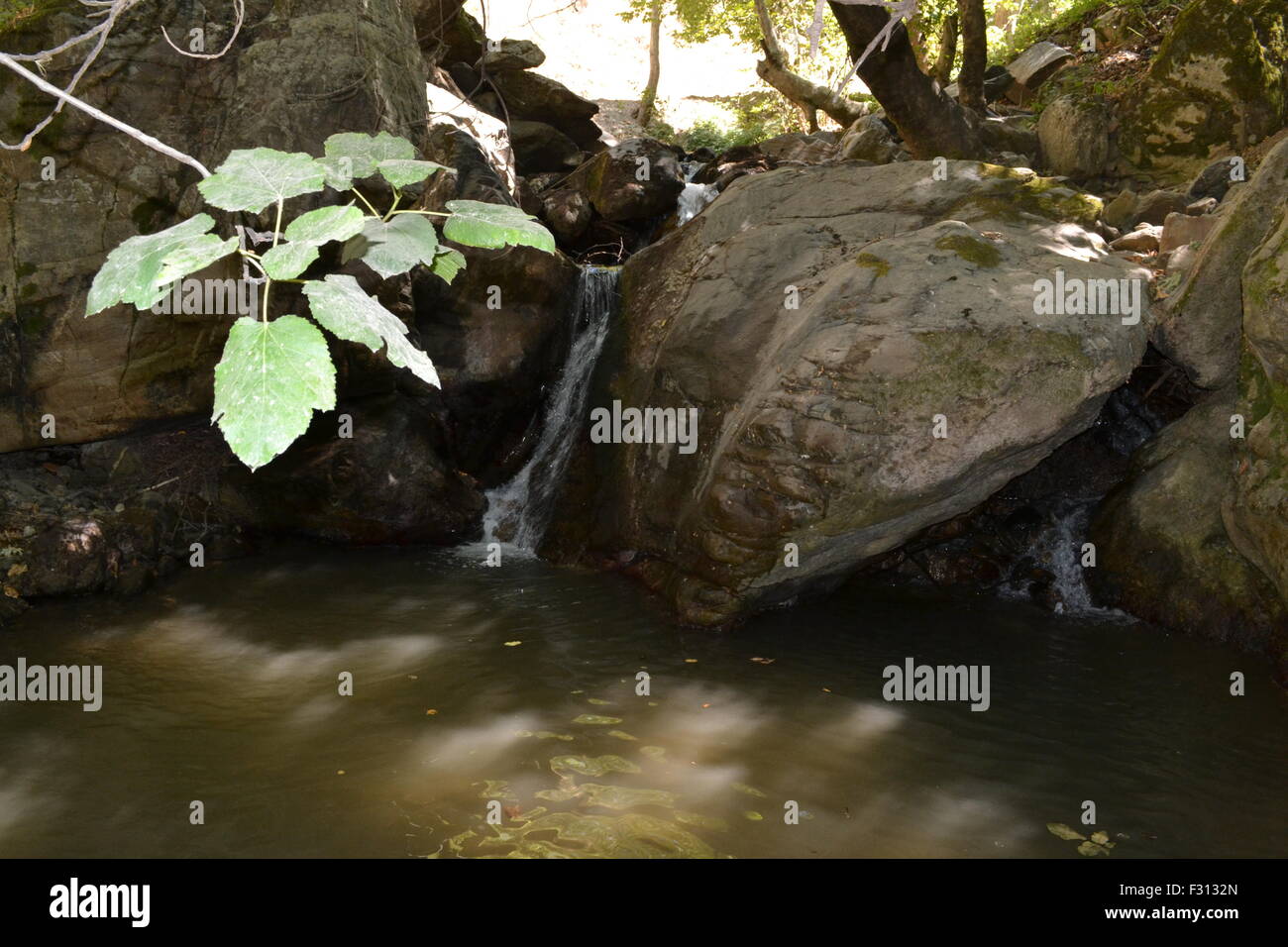 Vista di roccia con cascata. Foto Stock