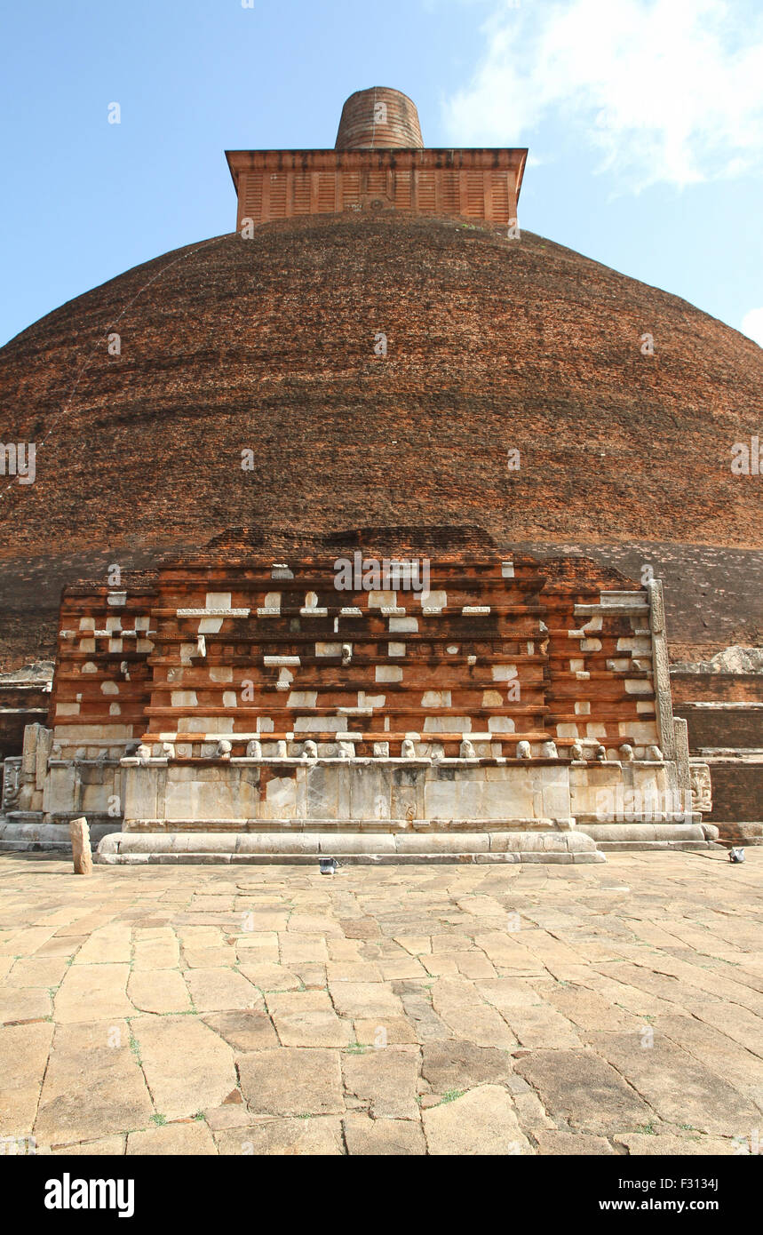 La stupa di Anuradhapura rovine, culto buddista, Sri Lanka Foto Stock