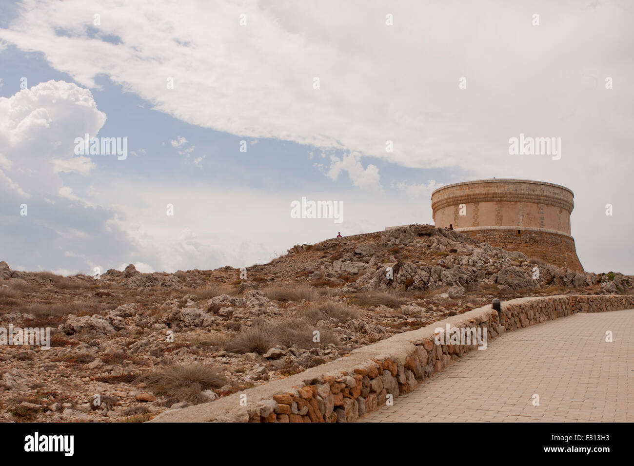 Torre di avvistamento medievale su scogliere a Minorca Foto Stock