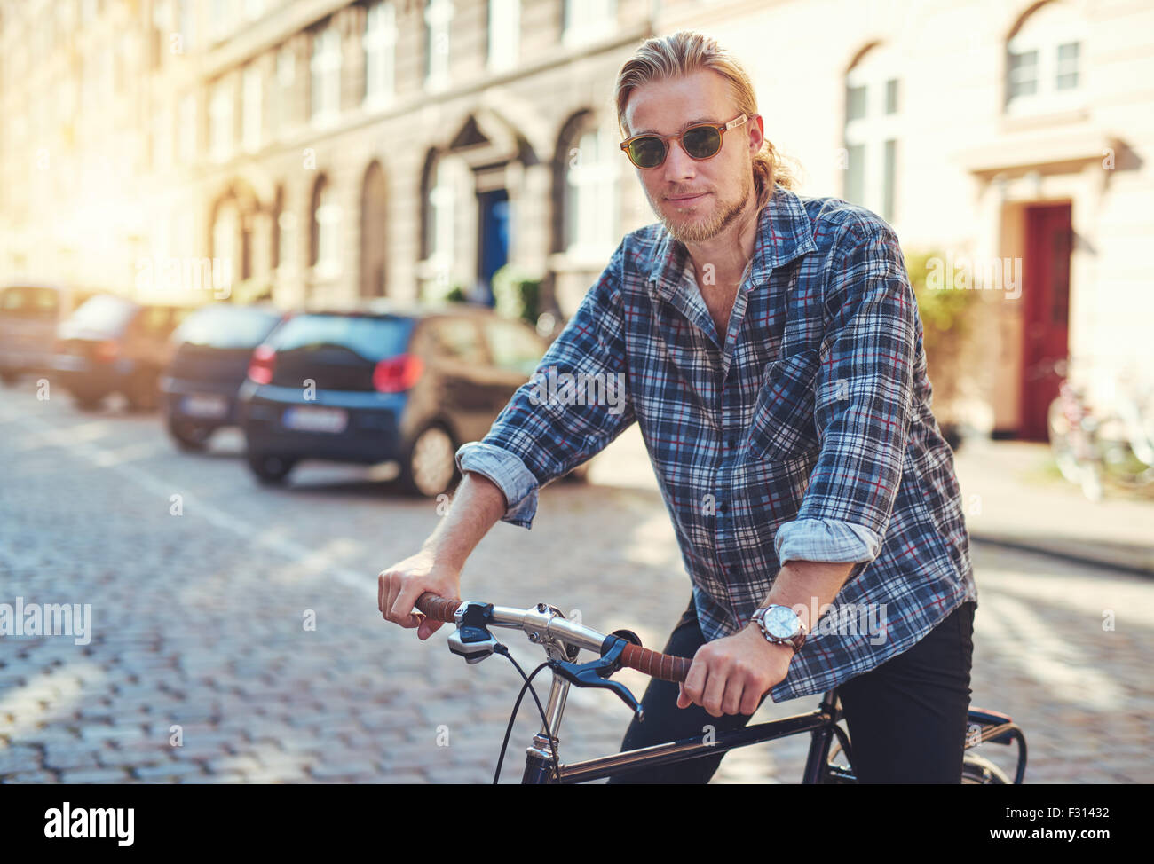 Giovane uomo sulla sua moto nella città di ottenere pronto per correre Foto Stock