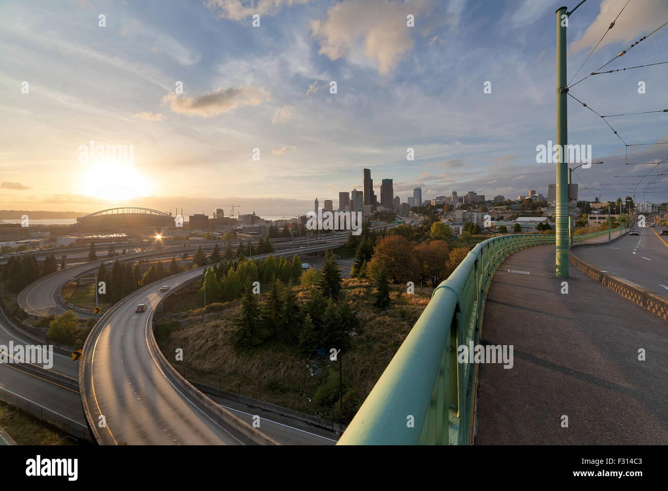 Seattle Washington Downtown skyline della città con le superstrade dal ponte durante il tramonto Foto Stock
