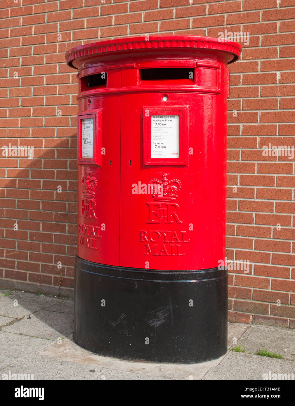 Royal Mail a doppia apertura casella montante Ashington, Northumberland, England, Regno Unito Foto Stock