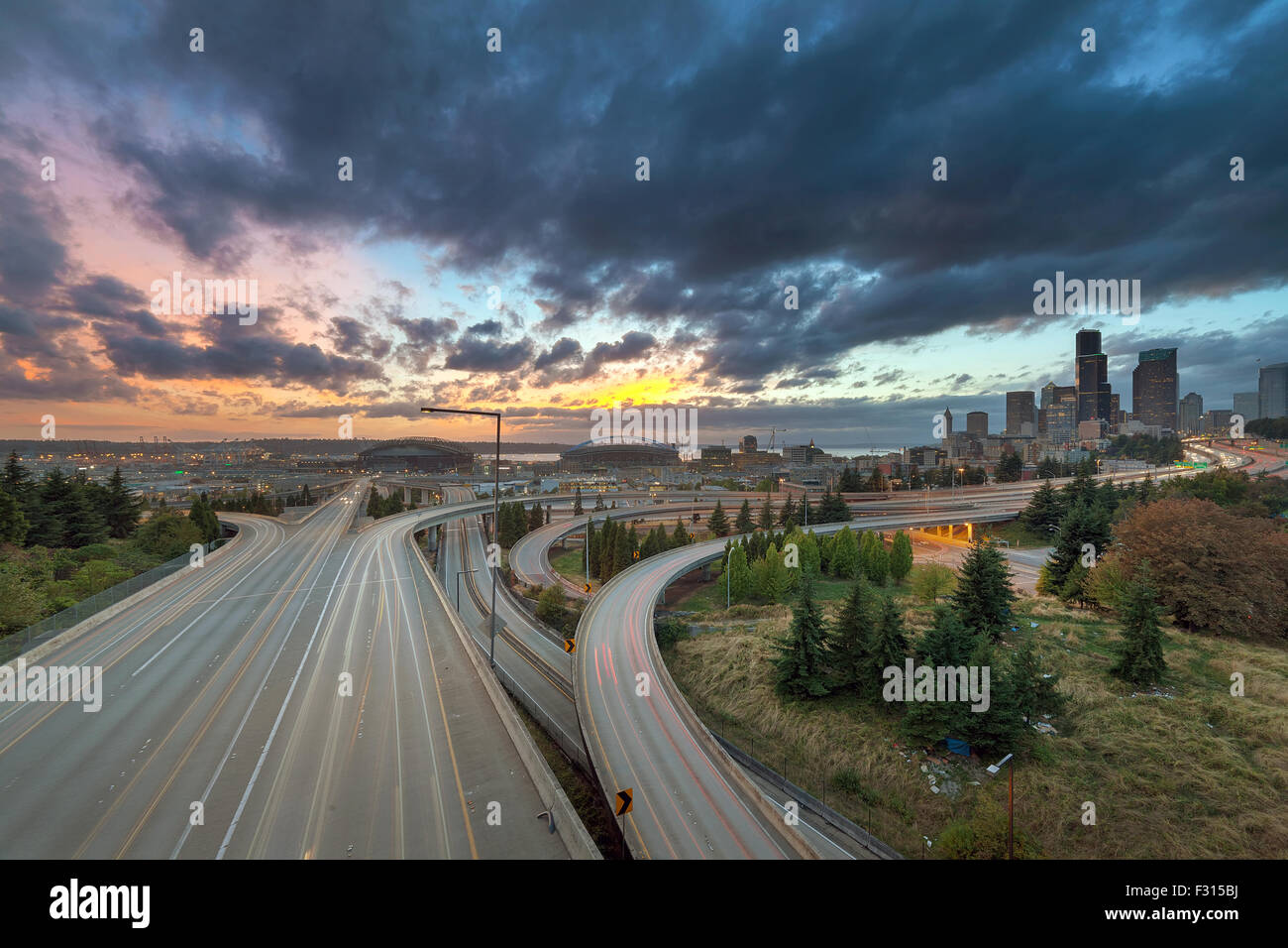Tramonto colorato su Seattle Washington skyline della città e autostrada interstatale Foto Stock