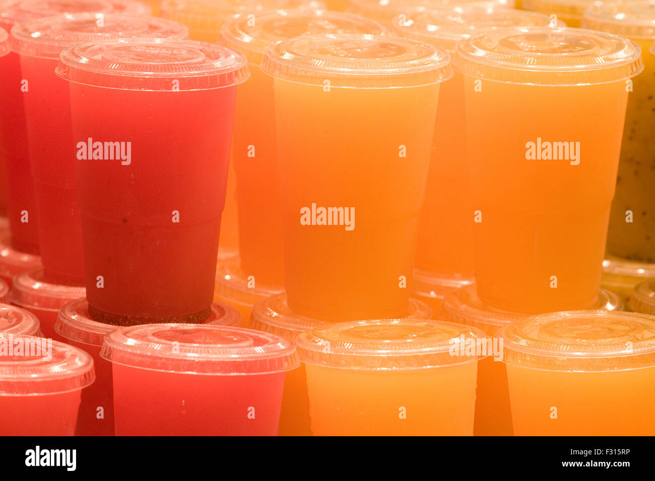 I bicchieri di plastica pieno di frutta fresca bevande Foto Stock