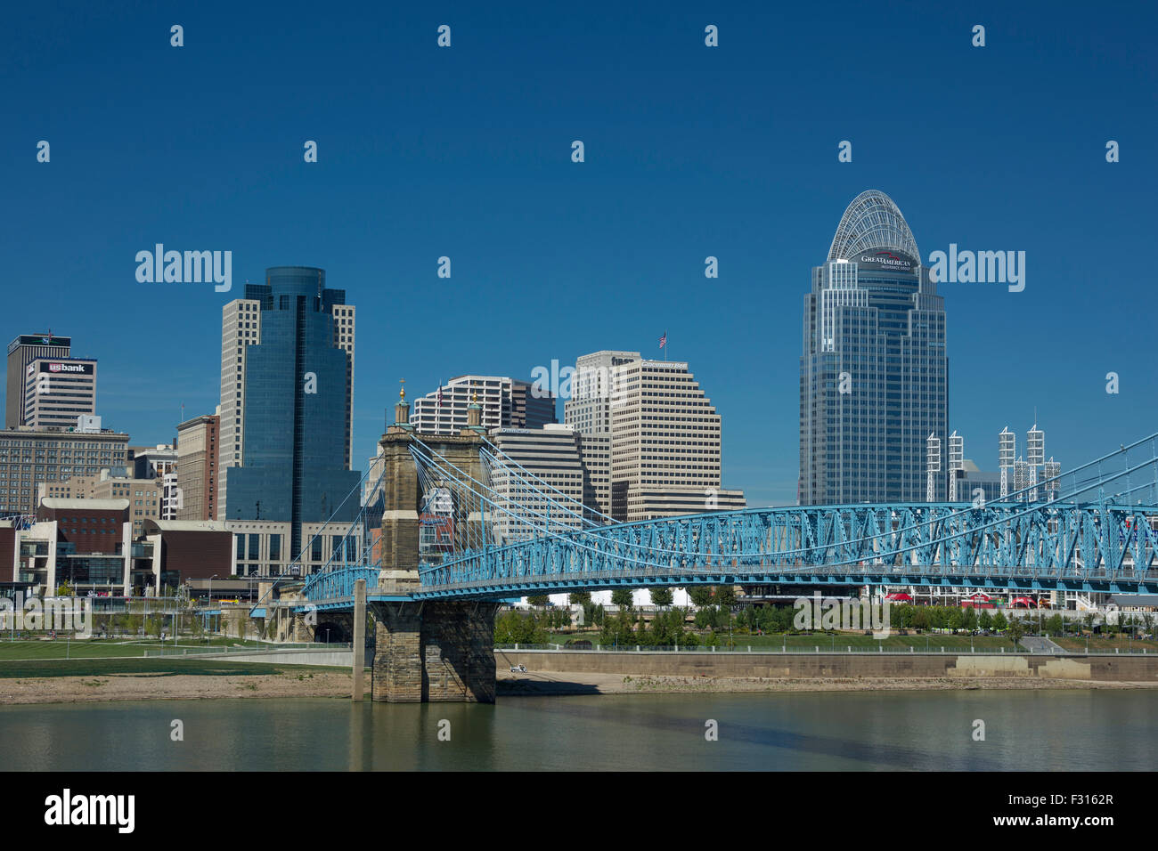 ROEBLING Suspension Bridge fiume Ohio skyline del centro Cincinnati in Ohio USA Foto Stock
