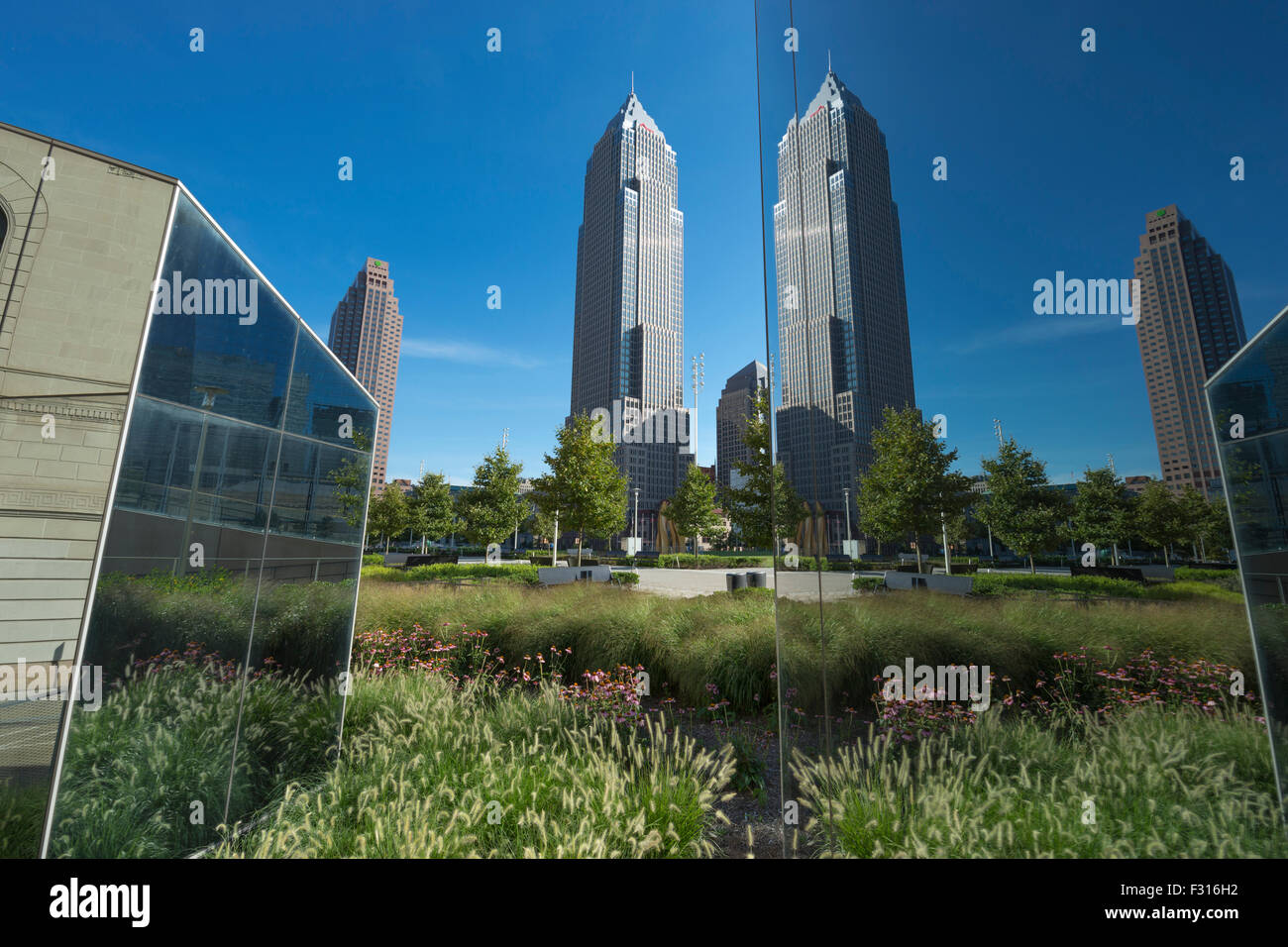 Scultura il tasto BANK BUILDING TOWER (©Cesar Pelli 1991) Free Public GARDENS THE MALL downtown Cleveland Ohio USA Foto Stock