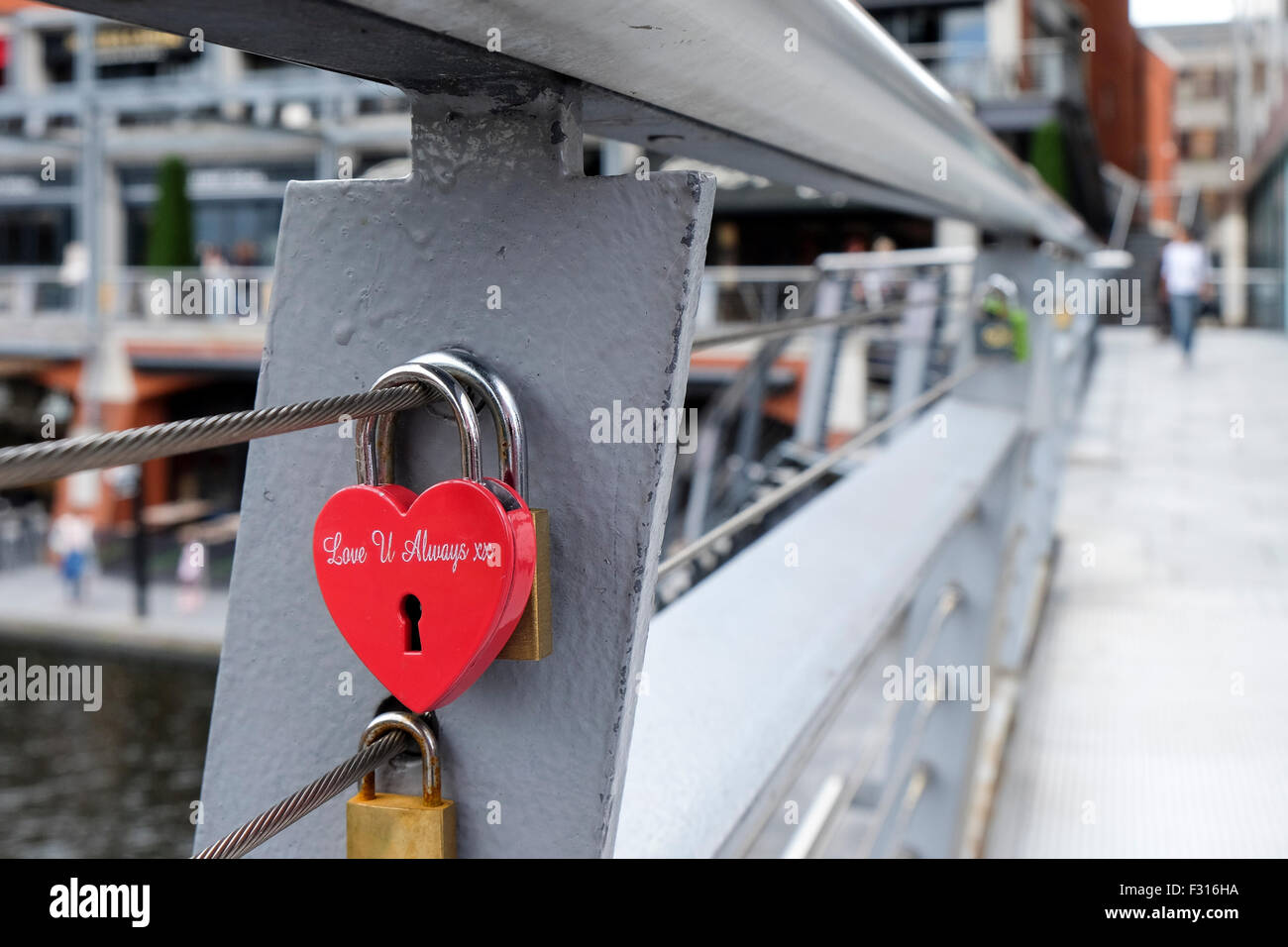 Cuore rosso a forma di lucchetto o amore bloccare su un ponte, con inciso "Love U sempre x' Foto Stock