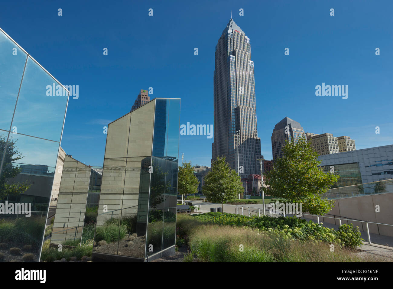 Scultura il tasto BANK BUILDING TOWER (©Cesar Pelli 1991) il centro commerciale libero giardini pubblici downtown Cleveland Ohio USA Foto Stock