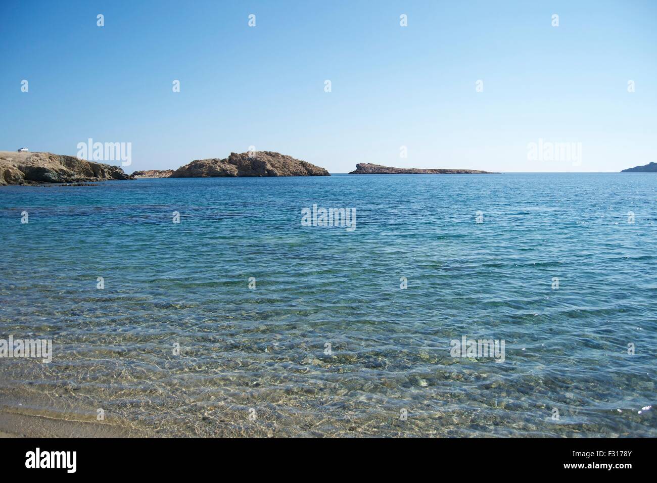 Spiaggia di isola di Mykonos Grecia azzurro acqua di mare Foto Stock