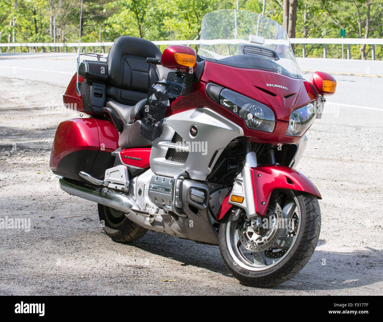 Rosso Honda Gold Wing moto moto parcheggiata sul lato della strada. Foto Stock