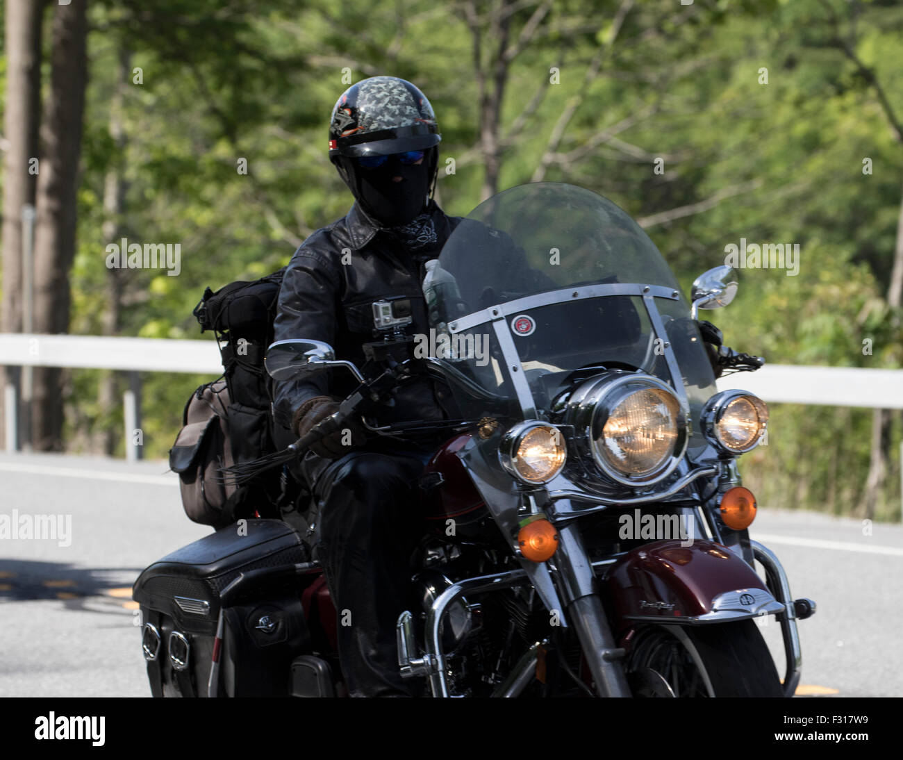 Motociclo Moto rider di indossare una maschera sul viso. Harley Davidson Foto Stock