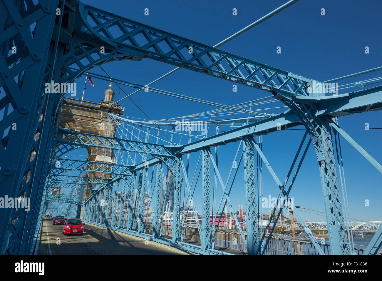 Carreggiata ROEBLING Suspension Bridge fiume Ohio skyline del centro Cincinnati in Ohio USA Foto Stock