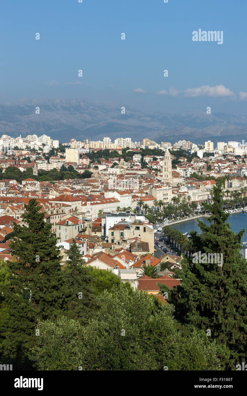 Vista del gruppo waterfront e storica città vecchia e al di là dal di sopra in Croazia. Foto Stock