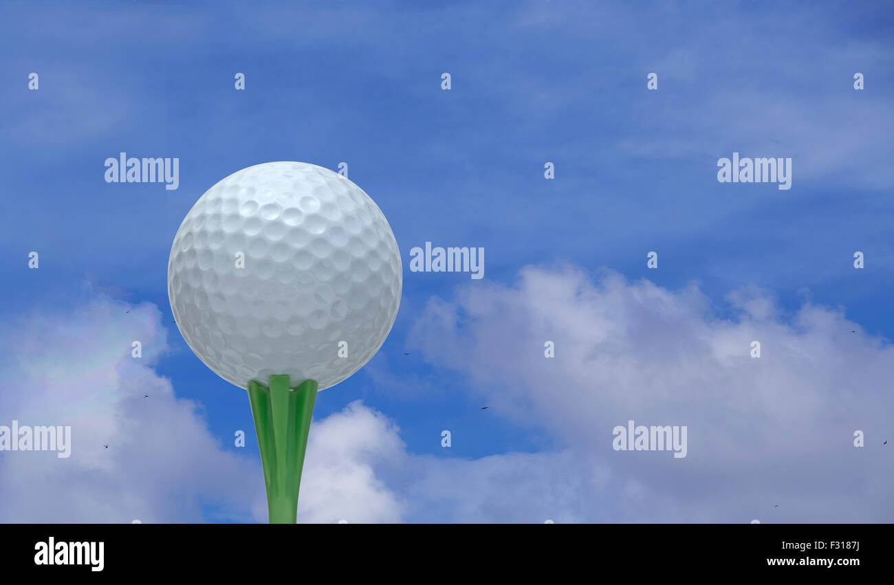Palla da golf oltre il cielo blu Foto Stock