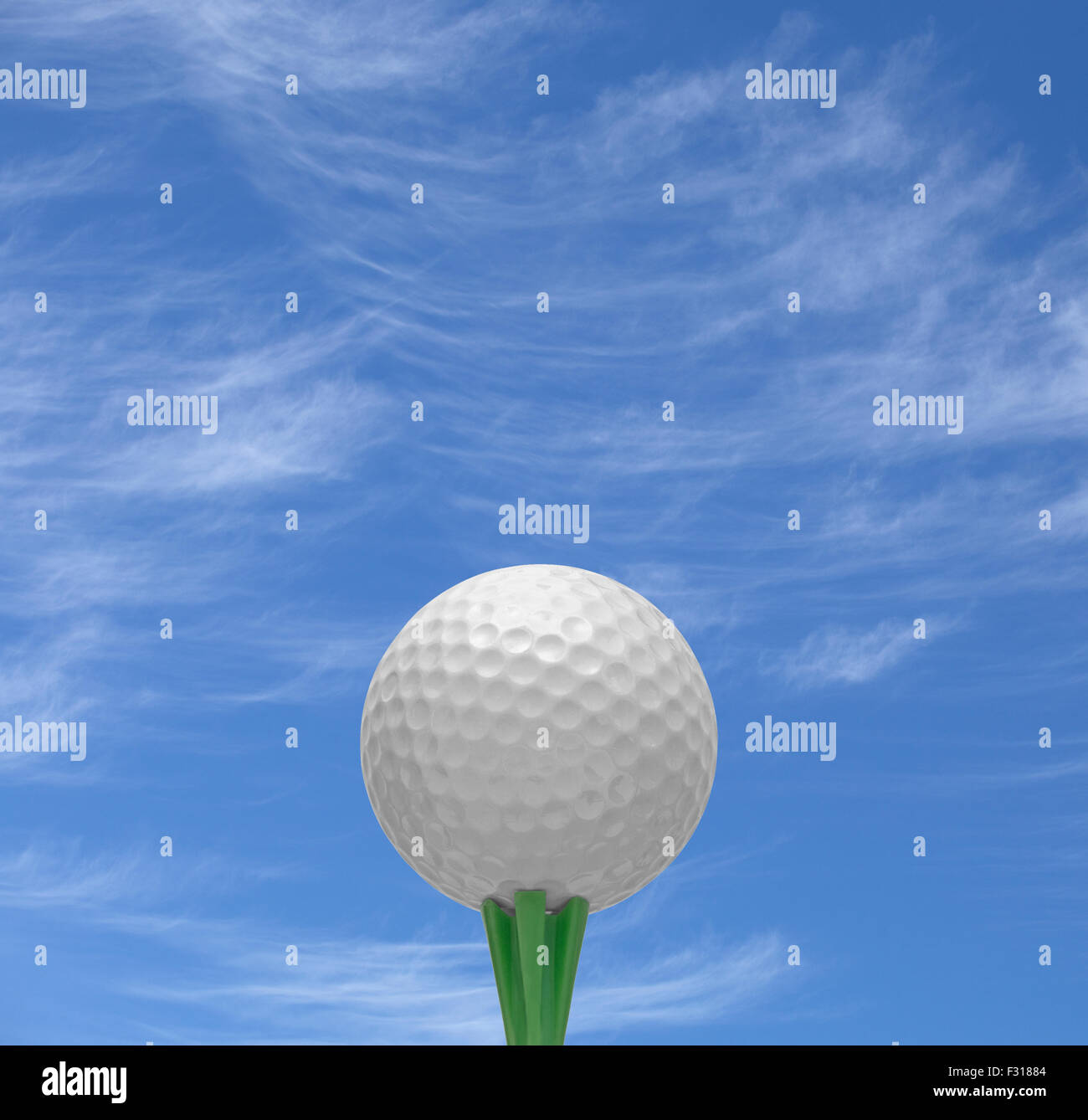 Palla da golf oltre il cielo blu Foto Stock