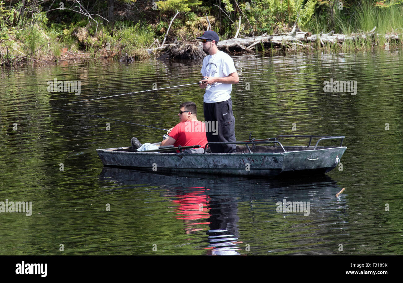 Due giovani adolescenti la pesca da una barca a remi Lago Adirondack New York STATI UNITI D'AMERICA US America Adirondack State Park Adirondacks Foto Stock