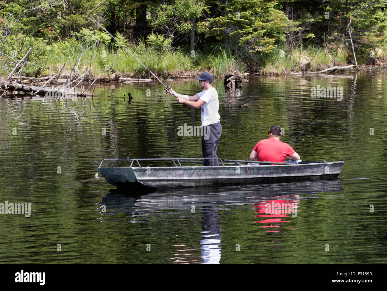 Due giovani adolescenti la pesca da una barca a remi Lago Adirondack New York STATI UNITI D'AMERICA US America Adirondack State Park Adirondacks Foto Stock