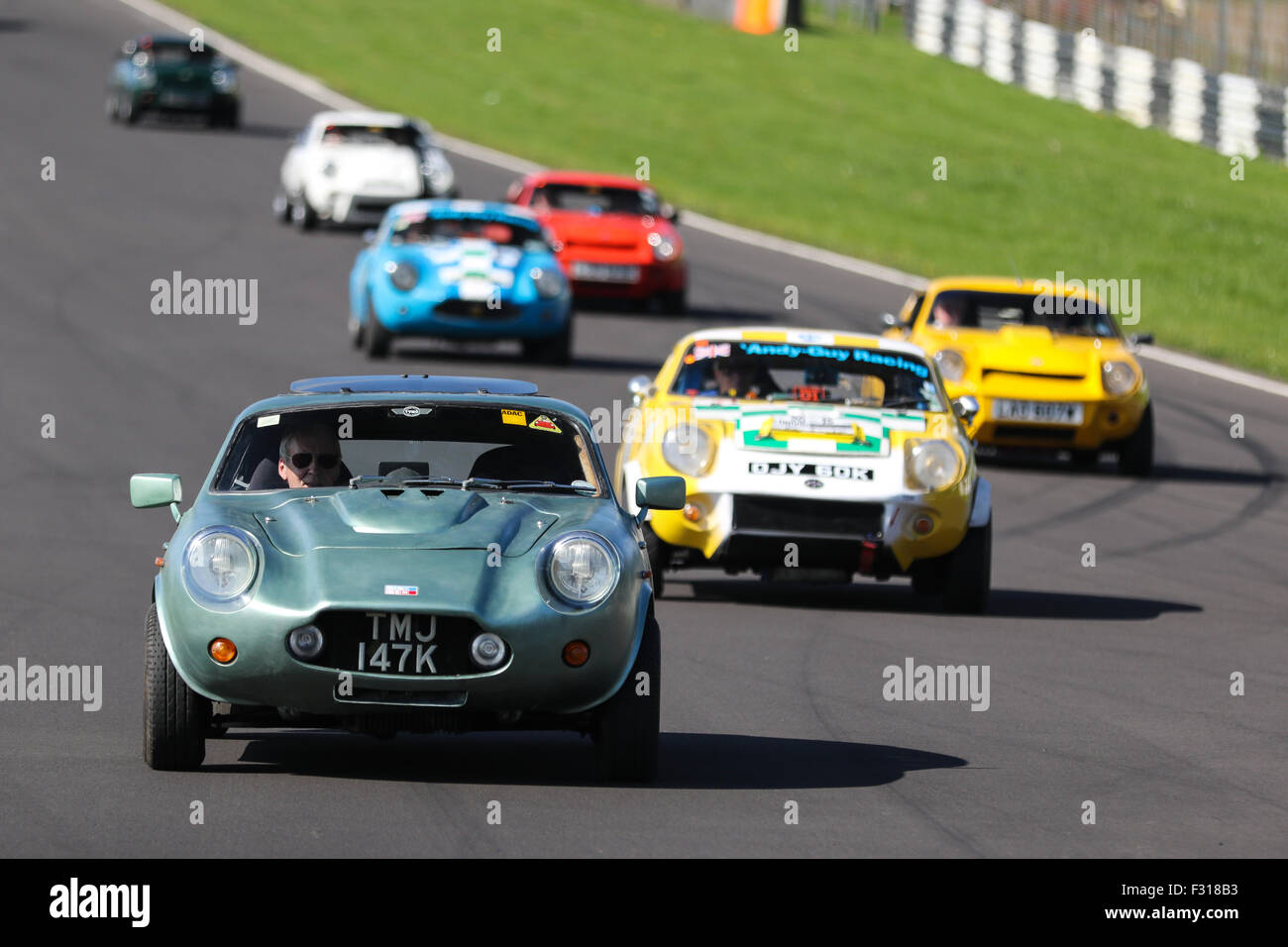 Un Mini sulla via a Castle Combe il circuito Foto Stock