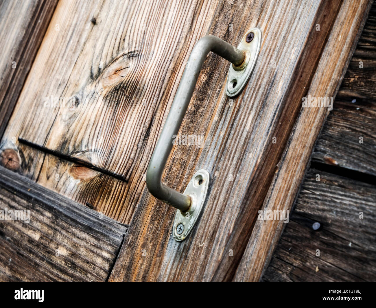La maniglia della vecchia porta di legno di close-up Foto Stock