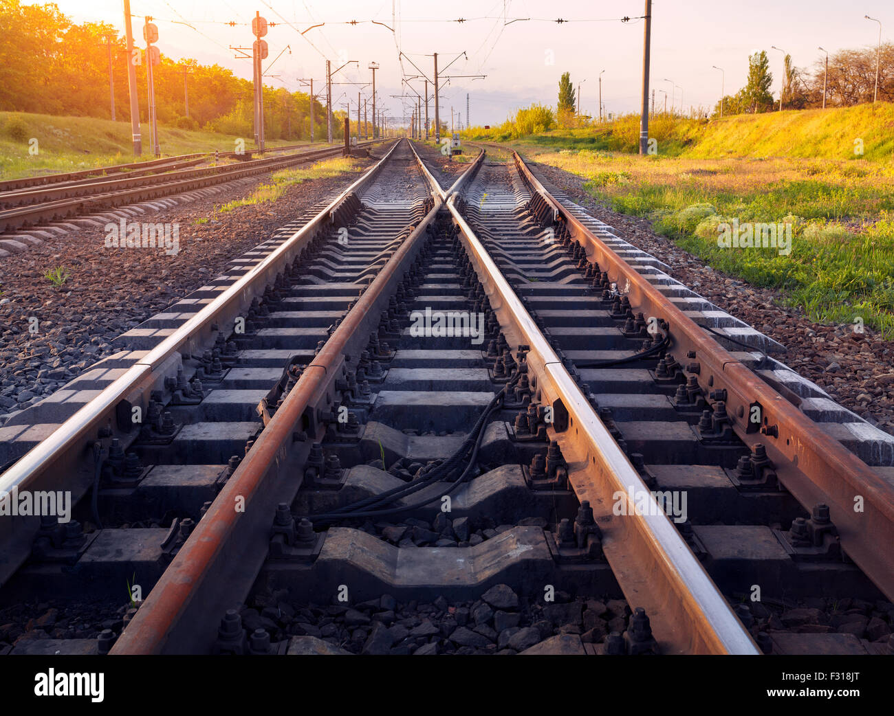 Carico della piattaforma del treno al tramonto. La ferrovia in Ucraina. Stazione ferroviaria. Foto Stock