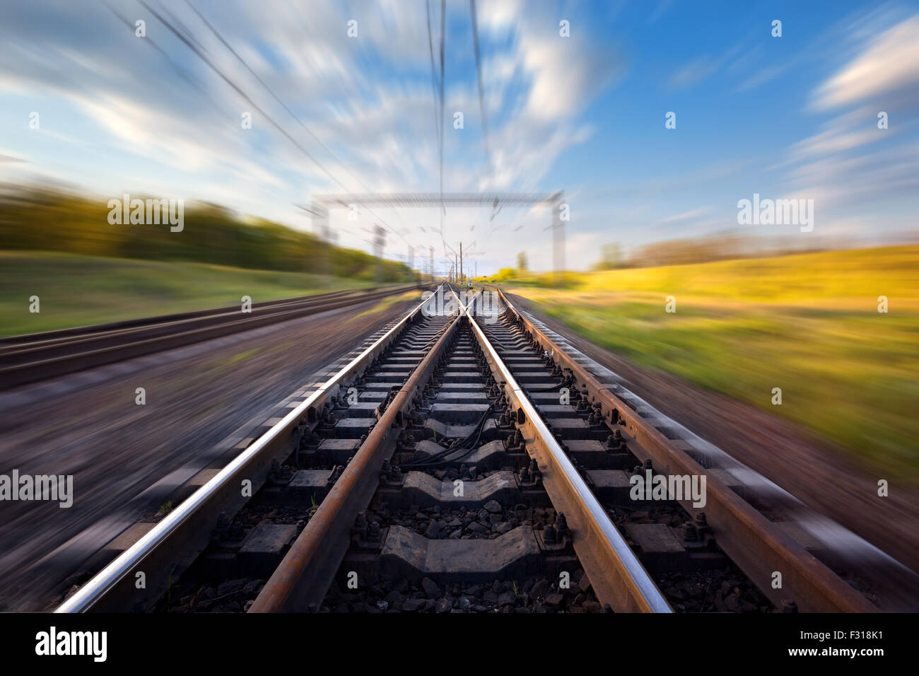 Carico della piattaforma del treno al tramonto. La ferrovia in Ucraina. Stazione ferroviaria. Foto Stock