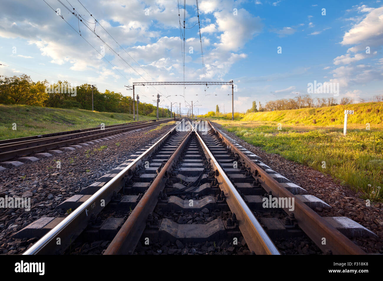 Carico della piattaforma del treno al tramonto. La ferrovia in Ucraina. Stazione ferroviaria. Foto Stock