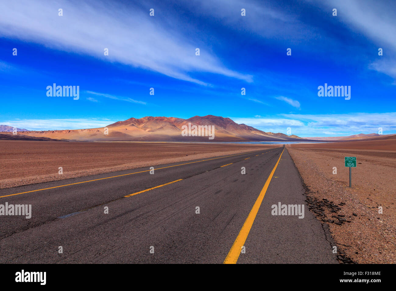 La strada solitaria che conduce al Salar de tara (riserva nazionale di Los Flamencos, Atacama, Cile) Foto Stock