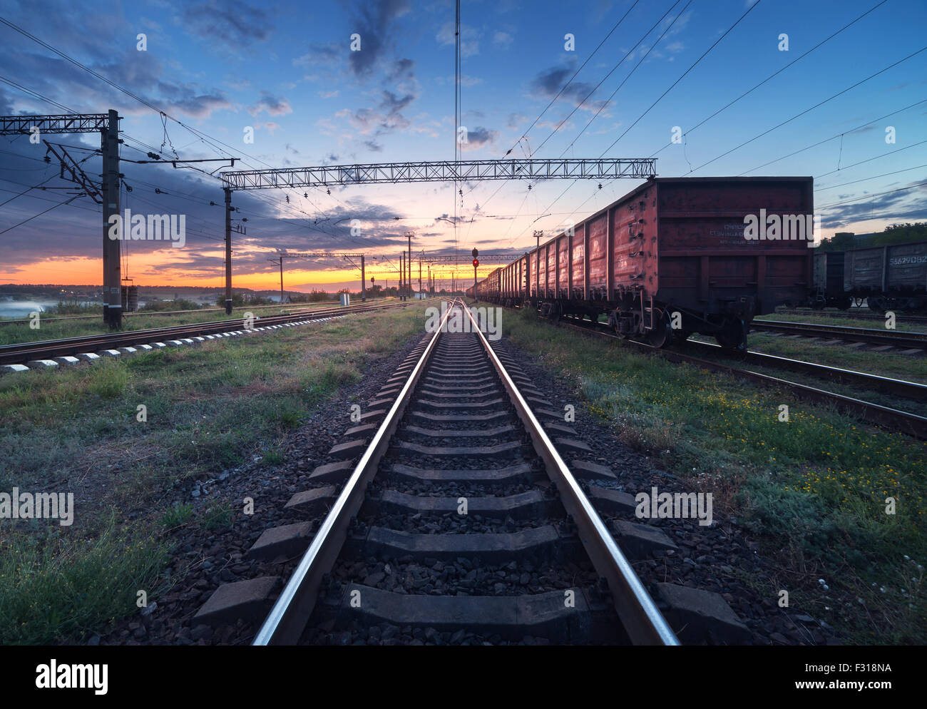 Carico della piattaforma del treno di notte. La ferrovia in Ucraina. Stazione ferroviaria Foto Stock
