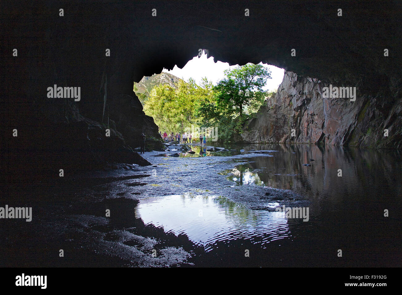 Rydal Grotta, Rydal acqua, Rydal Cumbria, 27 settembre 2015. Regno Unito: Meteo Walkers in corrispondenza della bocca di Rydal Grotta, nelle colline sopra Rydal acqua Cumbria, Rydal grotta si trova su Loughrigg è caduto ed è in realtà un uomo fatto di caverna, che era in precedenza noto come Loughrigg cava. Originariamente scavate in un affioramento roccioso sopra Rydal acqua circa duecento anni fa, fornitura di ardesia nei circostanti villaggi locali. Credito: David Billinge/Alamy Live News Foto Stock