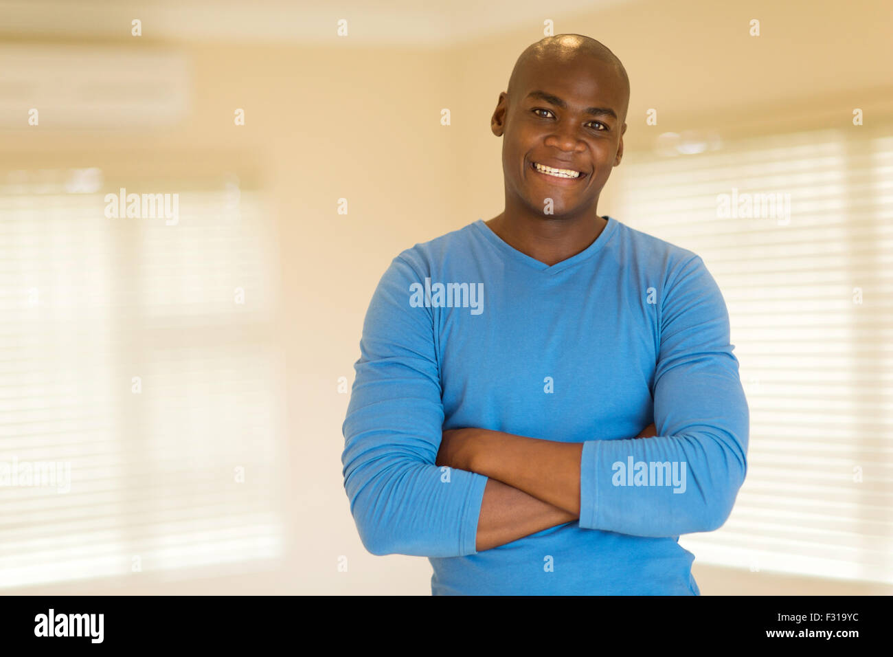 Ritratto di felice uomo nero con le braccia incrociate Foto Stock