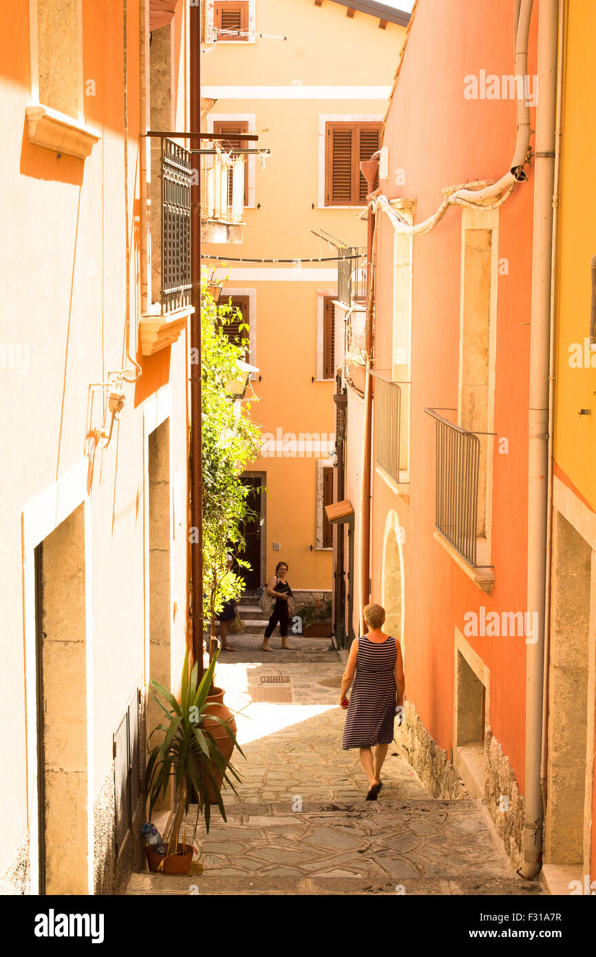 Una signora a piedi giù per la strada di Taormina, Sicilia. Foto Stock